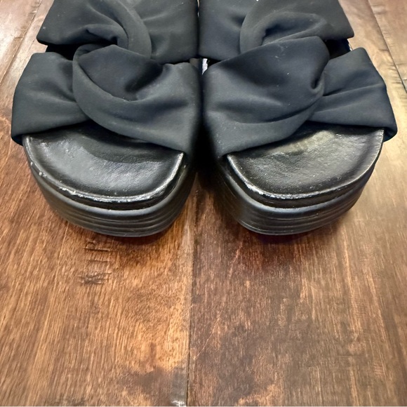Donald J. Pliner Folley Black Crepe Elastic Platform Slip On Sandals Size 6 - Picture 5 of 11